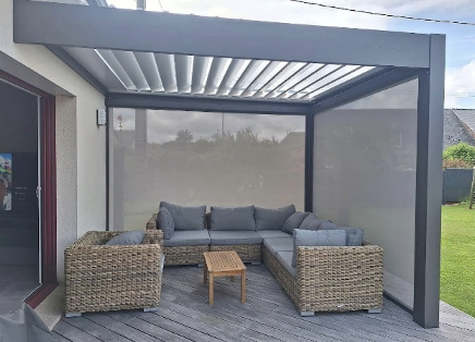 Pourquoi choisir une pergola bioclimatique ? Le guide complet pour transformer votre terrasse