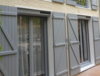 Volets roulants modernes en plusieurs coloris intégrés harmonieusement à la façade de maison