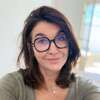 Femme consultante en micronutrition lunettes et t shirt gris
