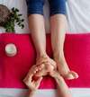 Mains massant des pieds pour soulager le stress et l'anxiété