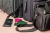 Valises et passeports prêt pour départ fatigue visible vacances