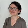 Portrait de Morgane secrétaire médicale souriante en tenue professionnelle