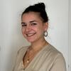 Portrait de Sophie secrétaire médicale souriante en tenue professionnelle