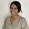 Portrait de Sophie secrétaire médicale souriante en tenue professionnelle