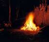 Grand feu de joie illuminant une nuit en plein air