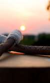 Maaloches sur tambour chamanique au coucher de soleil Reiki