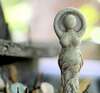 Figurine féminine apaisante en pierre sur bois naturel