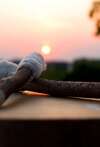 Maaloches sur tambour chamanique au coucher de soleil Reiki