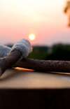 Maaloches sur tambour chamanique au coucher de soleil Reiki