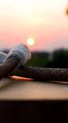 Maaloches sur tambour chamanique au coucher de soleil Reiki