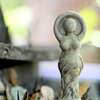 Figurine féminine apaisante en pierre sur bois naturel