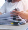 Personne organise documents administratifs dans bureau lumineux
