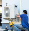 Homme réalisant maintenance unité extérieure climatisation murale