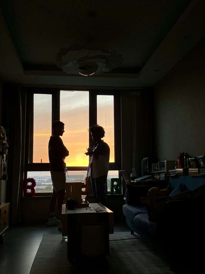 couple en crise cherchant à se réconcilier