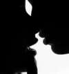 Silhouettes de deux visages face à face, front contre front, en noir et blanc