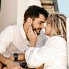 couple se regardant dans les yeux 
