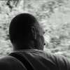 homme de dos regardant au loin