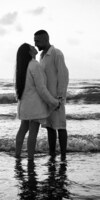 Couple sur la plage se tenant les mains