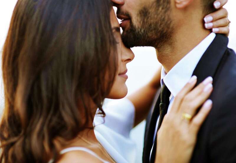 Couple qui s'enlace sensuellement
