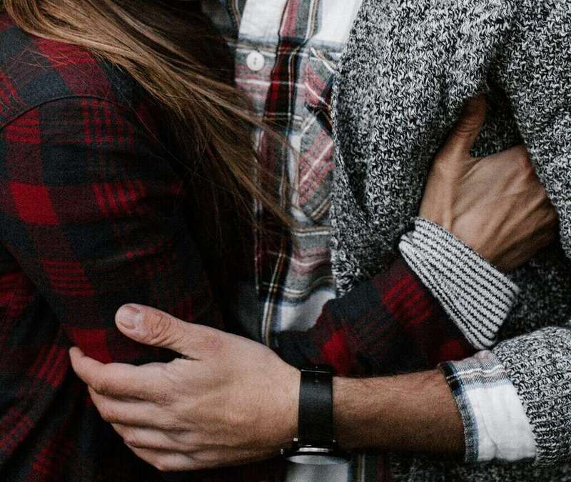 Couple amoureux qui s'enlace pour créer de la connexion 