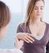 Femme en hypnose guidée par hypnothérapeute en relaxation