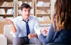 Consultation médicale avec examen clinique et explications détaillées