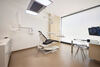 Vue d'ensemble d'une salle de consultation dentaire moderne au cabinet du Docteur Rocco à Monaco, dédiée aux soins dentaires et à l'esthétique dentaire.