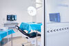 Gros plan sur une salle de chirurgie dentaire haute technologie du Docteur Rocco à Monaco, spécialisée en implantologie et chirurgie orale avancée.