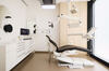 Vue d'une salle de soins équipée d'un microscope opératoire au cabinet du Docteur Rocco à Monaco, pour des soins dentaires de précision.