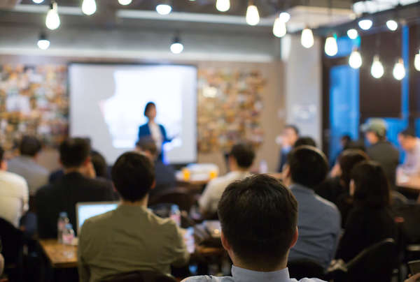 A l’articulation des tensions identitaires et des mutations organisationnelles : une intervention socianalytique 