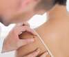 Médecin examinant peau dans médecine esthétique équilibre naturel