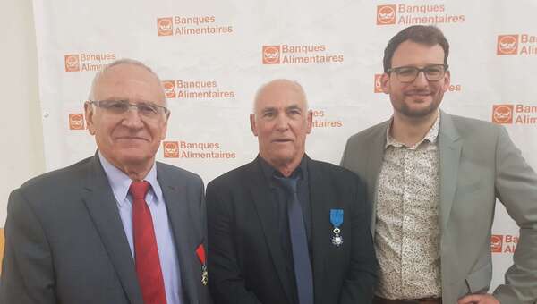Remise d'insignes de l'Ordre National du Mérite à M. Lamarque