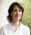 Femme souriante en formation psychologie humaniste assise