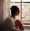 Femme praticienne psychothérapie assise à bureau avec ordinateur