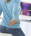Physiothérapeute examinant genou patient douleur sciatique