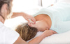 Femme en attelle utilisant béquilles pour exercices de marche