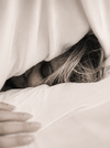 lit confortable avec draps soyeux pour un sommeil réparateur