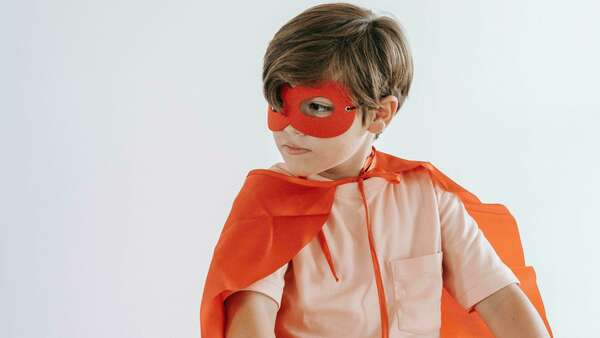 enfant déguisé en super héro