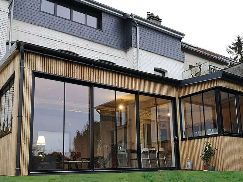 agrandissement contemporain bois et vitre contour noir