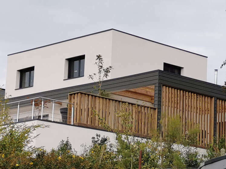 maison contemporaine blanche et bois végétaion