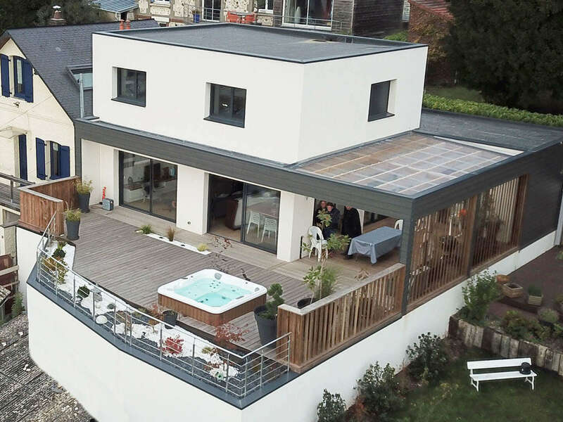 maison contemporaine blanche et bois terrasse et jacuzzi  