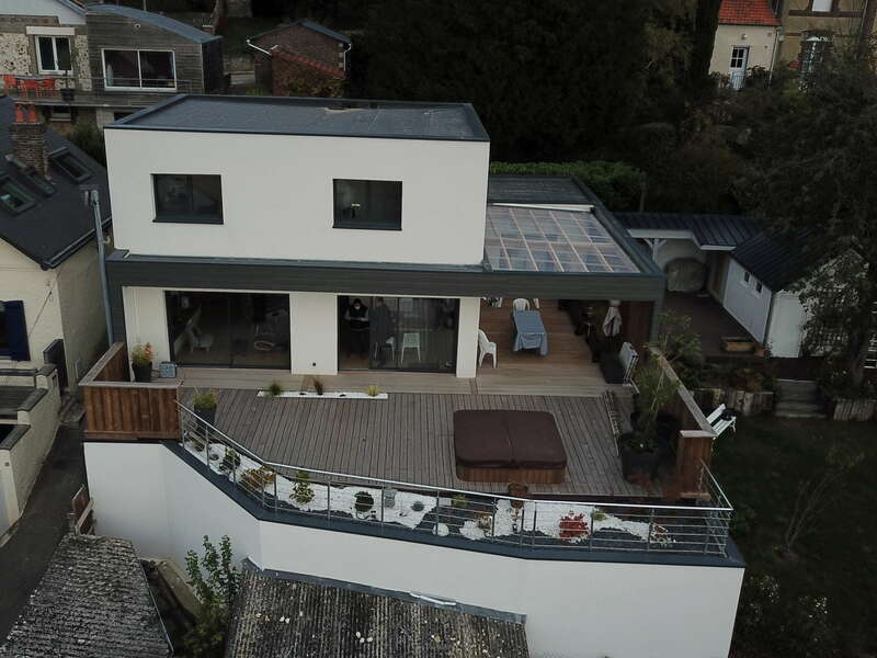 maison contemporaine blanche et bois terrasse et jacuzzi 