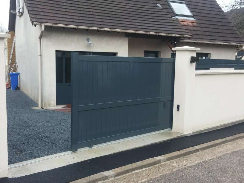 portail aluminium gris foncé