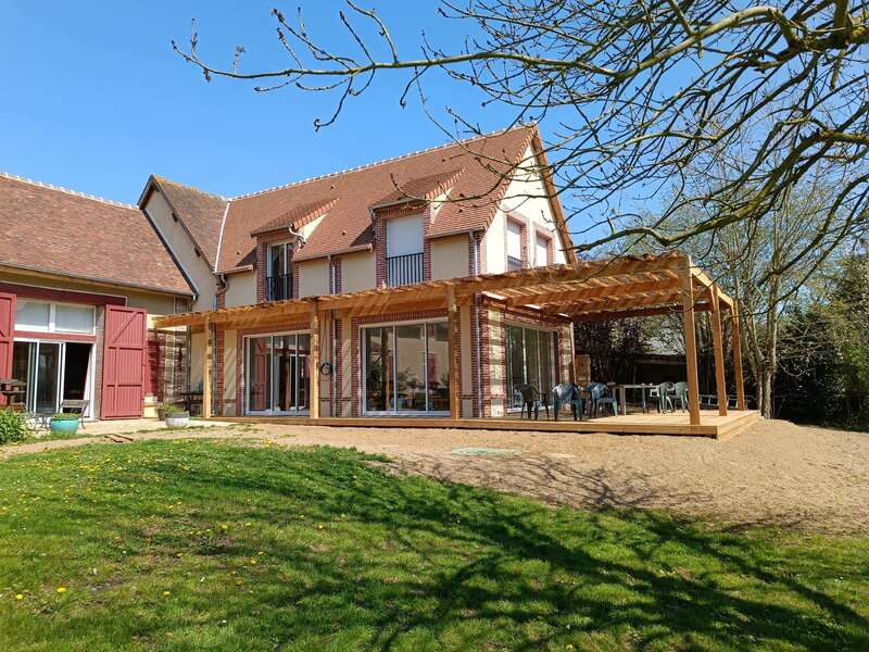 agrandissement traditionnel brique et enduit avec terrasse couverte