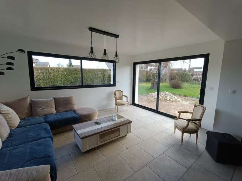 agrandissement contemporain mur blanc carrelage beige salon