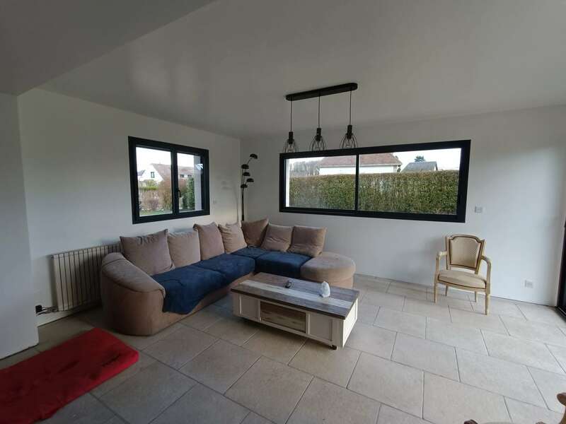 agrandissement contemporain mur blanc carrelage beige salon