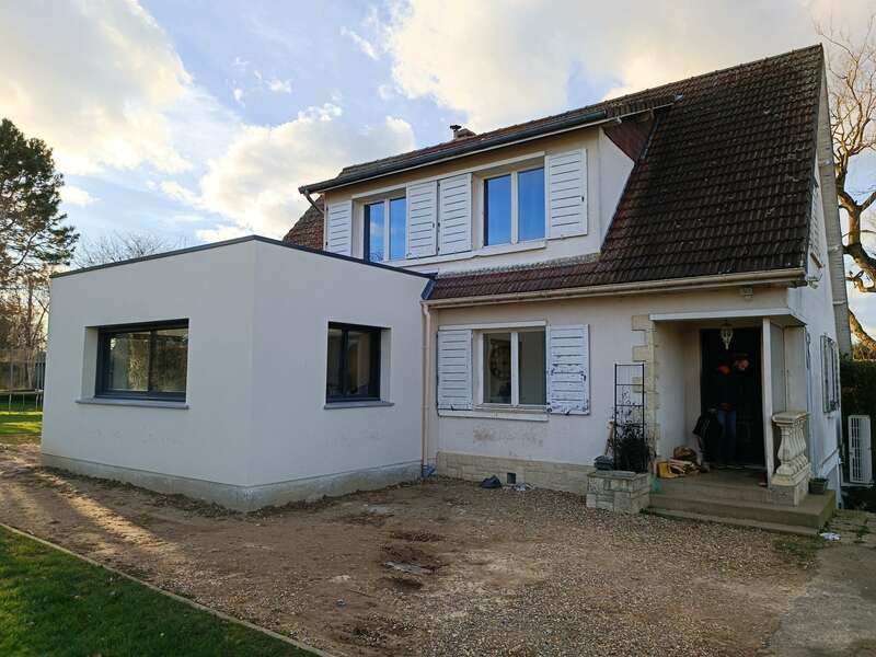 agrandissement contemporain mur enduit blanc fenêtre noires 