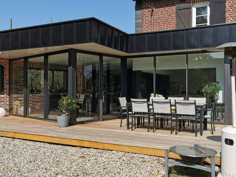 agrandissement contemporain brique métal noir