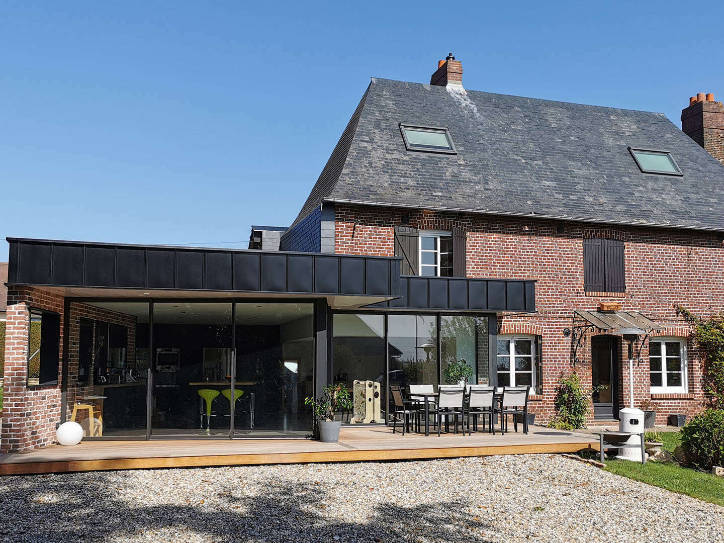 agrandissement contemporain brique métal noir