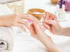 Manucure professionnelle appliquant soin sur ongles en séance